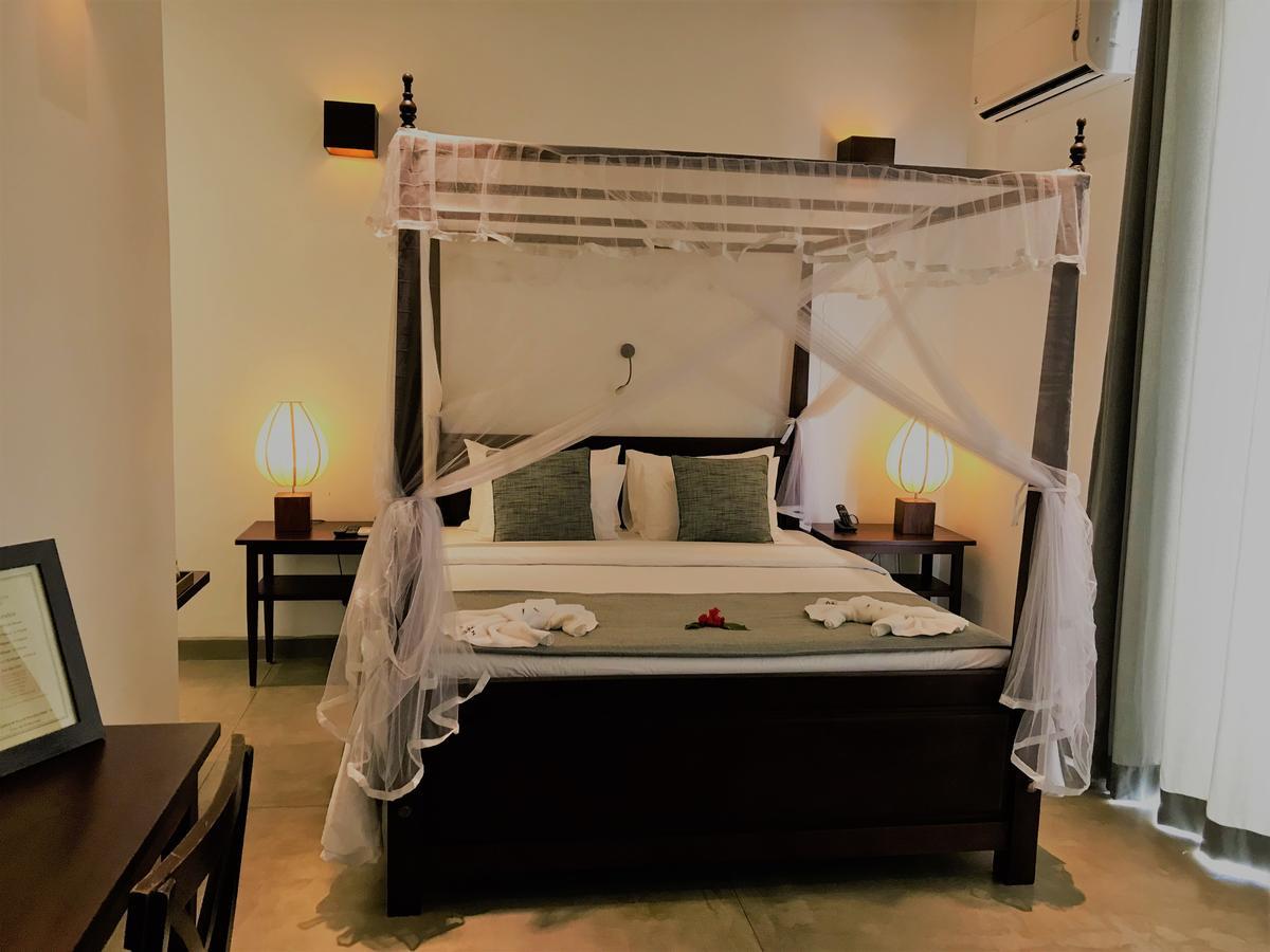 Coza Ceylon Hotell Dehiwala-Mount Lavinia Exteriör bild